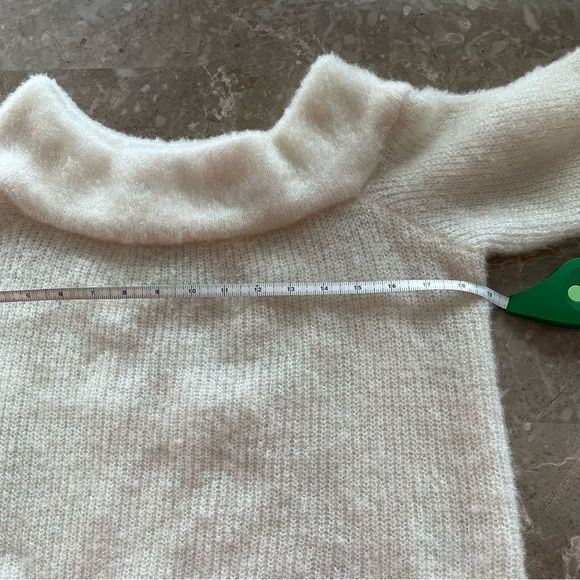 Divided cream color boat neck long sleeve crop sweater size medium - Picture 9 of 9
